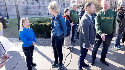 Landbruksminister Sandra Borch (Sp) i samtale med den unge bonden Marte Holte Sirivik, Torgeir Knag Fylkesnes fra SV og leder av av Norges Bondelag, Bjørn Gimming på et arrangement foran Stortinget uken før jordbruksoppgjøret startet.