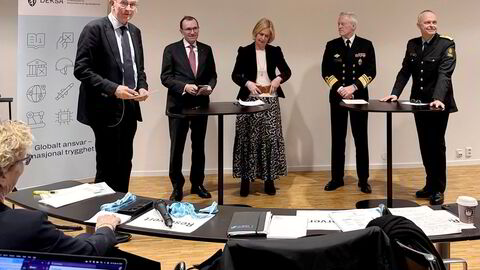 Harriet E. Berg, direktør i Deksa, hører på den tidligere diplomaten Knut Hauge, utenriksminister Espen Barth Eide, assisterende sjef PST Inga Bejer Engh, sjef-E Nils Andreas Stensønes og tolldirektør Øystein Børmer under åpningen av Deksa, det nye direktoratet for eksportkontroll og sanksjoner.