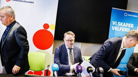 Fellesforbundets leder Jørn Eggum (fra venstre), riksmegler Mats W. Ruland og Knut E. Sunde, fungerende administrerende direktør i Norsk Industri, under starten av meglingene på hotell Opera i Oslo.