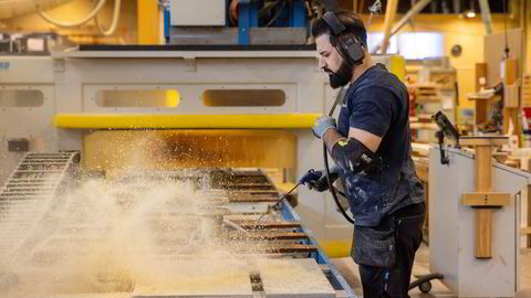 Driftssjef Araz Yaseen i Trapperingen Tre Trapp jobber ved CNC-maskinen som klargjør deler til en trapp.