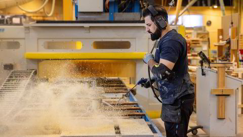 Driftssjef Araz Yaseen i Trapperingen Tre Trapp jobber ved CNC-maskinen som klargjør deler til en trapp.