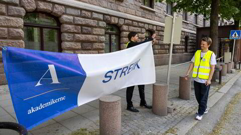 I slutten av mai streiket Akademikerne og Hjalmar Richter Kolsaker (til venstre) og Jens Furuholmen satte opp streikebanneret foran Finansdepartementet.