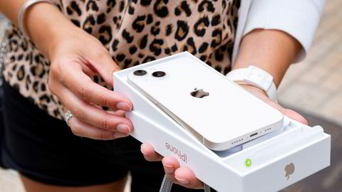 To taiwanske selskaper produserer nesten alle Iphone-modellene. Et kinesisk selskap er i ferd med å bygge en av verdens mest moderne og avanserte fabrikker på rekordtid i Kina som skal masseprodusere kommende Iphone-modeller.