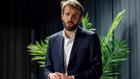 Det er rett før vi ser næringsminister Jan Christian Vestre med lilla Sigrun Berg-skjerf og fotformsko. Skjegget har han allerede, skriver artikkelforfatteren.