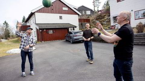 Brødrene Joakim og Aleksander Blomskøld og Bendik Gill Bakken er gründere av selskapet Fiken. De tre gründerne har vokst opp innerst i samme gate i hver sitt Leca-hus. Her på ballplassen de spilte sammen i oppveksten.