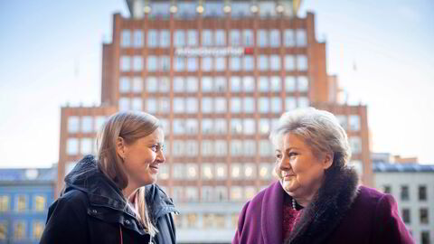 Høyre-leder Erna Solberg tok med seg nestleder Tina Bru (til venstre) for å beundre utsikten mot Arbeiderpartiets hovedkvarter. Nei da. Det passet bare som kulisse for en kritikk mot Ap for bare å fare med fin retorikk om næringslivet, ikke tiltak som virker.
