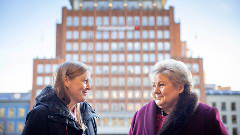 Høyre-leder Erna Solberg tok med seg nestleder Tina Bru for å beundre utsikten mot Arbeiderpartiets hovedkvarter. Neida. Det passet bare som kulisse for en kritikk mot Ap for bare å fare med fin retorikk om næringslivet, ikke tiltak som virker.