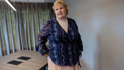Høyre-leder Erna Solberg svarer uklart på hvorvidt hun selv spurte ektemannen om aksjeinvesteringene. Hun fastholder at det i stedet er han som skulle meldt ifra.