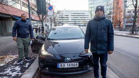 De to sjåførene Henoke Girma (38) og Tolosa Goro (61) føler utnyttet etter å ha kjørt taxi for flere selskaper i Khan Group. Nå stiller de spørsmål til hvordan driften kunne videreføres etter flere konkurser.