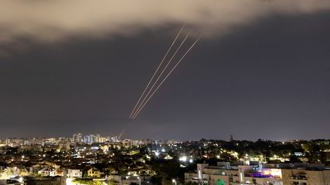 Iran sendte en skur av raketter og droner mot Israel natt til søndag. Med hjelp fra blant andre USA avverget Israel angrepet ved å skyte ned de iranske rakettene og dronene før de gjorde stor skade. Her er et israelsk luftvernbatteri i aksjon over byen Ashkelon.