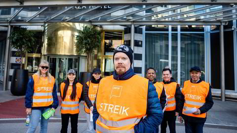 De jobber i resepsjonen, på kjøkkenet, i teknisk og annet og sørger for at Radisson Blu Plaza Hotel går rundt. Nå streiker Sofie Helland (fra venstre), Linda Karlsen, Cristina Ceban, tillitsvalgt Hilje Stormo, Bereket Gofar, Julio Pizar og Joao Delgado for bedre vilkår.