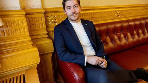 Grunde Almeland (V) mener Sindre Finnes gjør klokt i å vise frem alle aksjehandlene mens Solberg var statsminister.
