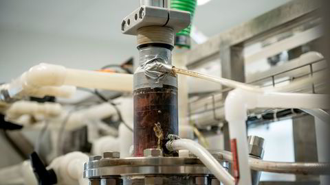 Plasmareaktoren til N2 Applied bruker strøm til å trekke nitrogen ut av luften for å supplere husdyrmøkk. Her ved en prototyp. Innfelt: Gründer Grete Sønsteby med et av N2s testapparater.