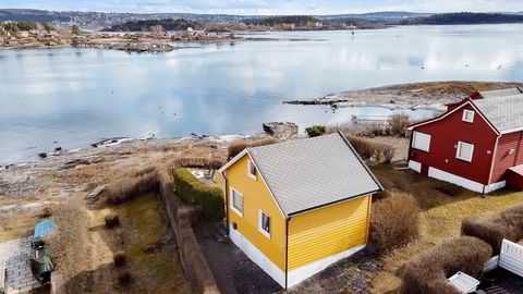 Den 27 kvadratmeter store hytta (gul) på Nakholmen rett utenfor Oslo sentrum ble lagt ut for salg med en prisantydning på 6,2 millioner kroner.