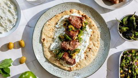 Gresk gris. Grillet svinenakke med tzatziki og olivensalat.