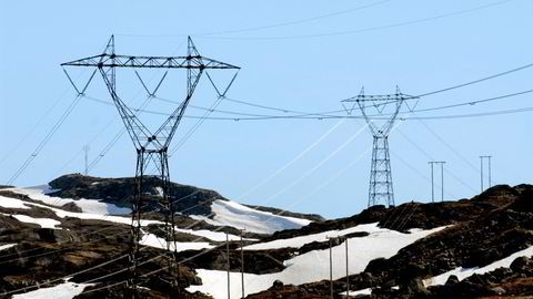Fjordkraft og Fortum krever at strømkundene skal kunne fordele strømutgiftene jevnt utover året, og har dermed saksøkt staten.