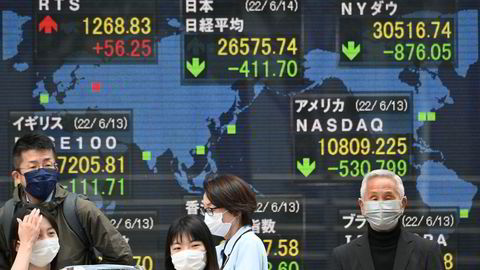 Få timer etter at de amerikanske børsene stupte, hadde markedsuroen forflyttet seg via Stillehavet til Asia og Australia. Hovedindeksen ved Sydney-børsen falt med over fem prosent. Ved Tokyo-børsen er nedgangen for Nikkei på over 2,3 prosent etter et par timers handel.