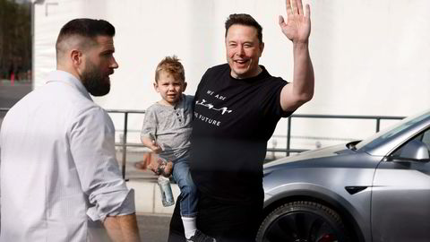 Tesla-sjef Elon Musk tok med sønnen som han har kalt X Æ A-XII til bilfabrikantens gigafabrikk i Grünheide ved Berlin onsdag.