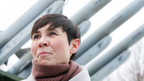 Utenriksminister Ine Eriksen Søreide får kritikk for manglende kontroll på våpeneksporten fra Riksrevisjonen.