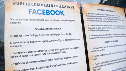 En liste med anklager er hengt opp utenfor Facebooks kontorer i Washington, D.C.