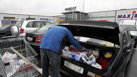 Denne uken skal grensehandel og avgifter debatteres i Stortinget. Enkelte stemmer vil nok kreve lavere avgifter på tobakk, skriver artikkelforfatterne.