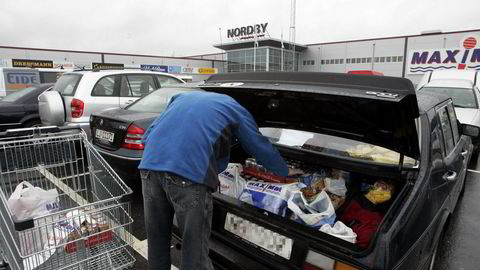 Denne uken skal grensehandel og avgifter debatteres i Stortinget. Enkelte stemmer vil nok kreve lavere avgifter på tobakk, skriver artikkelforfatterne.