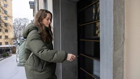 Karoline Gjerde (25) låser seg inn i boligblokken i Oslo der hun leier leilighet. Aller helst skulle hun låst seg inn i en egen bolig, men ga opp boligjakten i høst da finansieringsbeviset ikke strakk til for leilighetene hun ville ha.