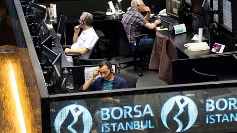 Tradere jobber på Borsa Istanbul i Tyrkia. Fredag falt hovedindeksen på den tyrkiske børsen med mer enn åtte prosent. Bildet er fra 2018.