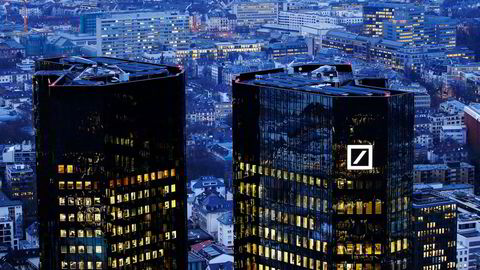 Hovedkontoret til Tysklands største bank, Deutsche Bank. Aksjekursen til storbanken faller rundt ni prosent mandag.