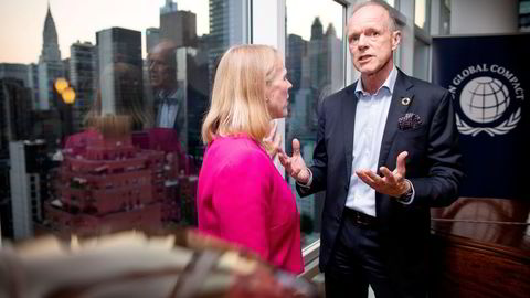 Spesialrådgiver i UN Global Compact, Sturla Henriksen forklarer utenriksminister Anniken Huitfeldt hvorfor Tor Olav Trøims utfall mot ESG-politikk er uansvarlig. De møttes på mottagelsen i 23. etasje hos den norske generalkonsulen i New York søndag kveld.