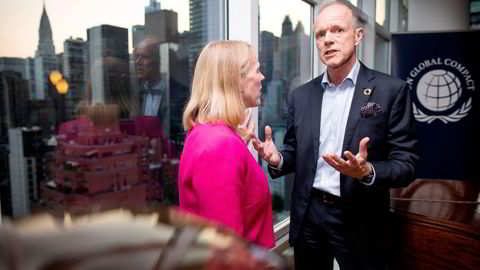 Spesialrådgiver i UN Global Compact, Sturla Henriksen forklarer utenriksminister Anniken Huitfeldt hvorfor Tor Olav Trøims utfall mot ESG-politikk er uansvarlig. De møttes på mottagelsen i 23. etasje hos den norske generalkonsulen i New York søndag kveld.