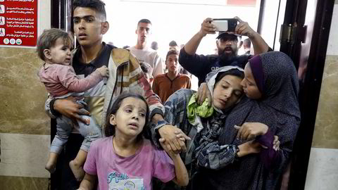 Palestinere ved et sykehus i Khan Younis etter israelske angrep. «Oppmerksomhet flyttes fra Russlands dårlige sak, verdens medier er i Gaza og ikke i Kherson», skriver artikkelforfatteren.
