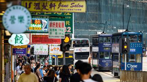 Nye statistikker fra Kina viser en svak bedring i det private forbruket og håp om at bunnen er nådd for eiendomsmarkedet. Her fra Hongkong, hvor børsen og den økonomiske aktiviteten er svært knyttet til det kinesiske fastlandet.