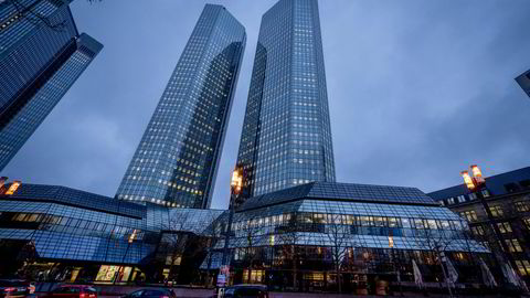 Fredag preges av et bredt fall blant europeiske storbanker, med Deutsche Bank i front. Her: hovedkvarteret til Deutsche Bank i Frankfurt.