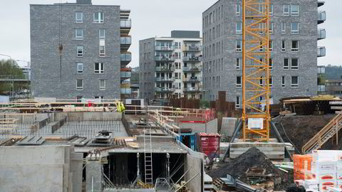 Mye tyder på at boligprisene i mange byer er høye fordi det ikke har vært bygget nok boliger, skriver artikkelforfatteren.