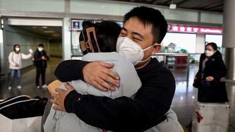 Det er gledesscener ved kinesiske flyplasser etter at landet har fjernet alle reiserestriksjoner – vel tre år etter at pandemien startet i Kina. Her fra Capital International Airport i Beijing.