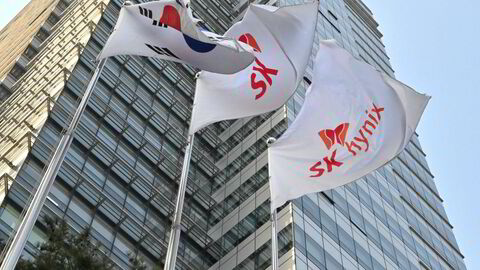 SK Hynix, som er det nest største og mest verdifulle selskapet ved Seoul-børsen, mer enn doblet omsetningen  siste kvartal og leverte solide resultater. Investorer er nervøse og har sendt aksjekursen over åtte prosent lavere.