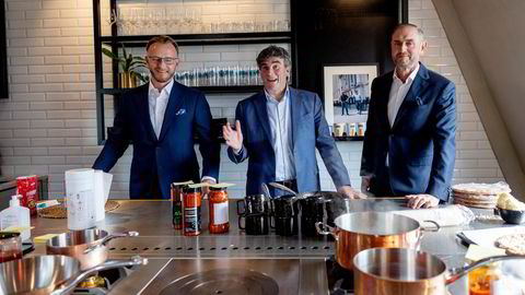 Karl Kristian Sunde, medgründer Jan Bodd og medgründer Stig Sunde er majoritetsaksjonærer i Scandza-eieren Jordanes. Her er trioen avbildet på Scandza-kontorets eget «smakskjøkken».
