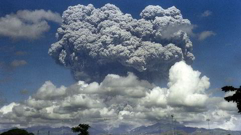 Menneskets store tilpasningsevne illustreres av hva som skjedde ved vulkanutbruddet ved Pinatubo i 1991, skriver innleggsforfatteren. Vulkanen er her avbildet under utbrudd, 12. juni 1991.