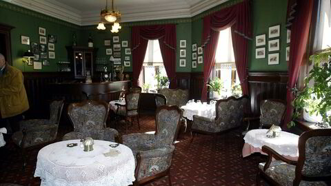 Restauranten har vært en møteplass for skuespillere, politikere og kunstnere, og har huset gjester som Henrik Ibsen, Edvard Grieg og Edvard Munch. Hva heter den?