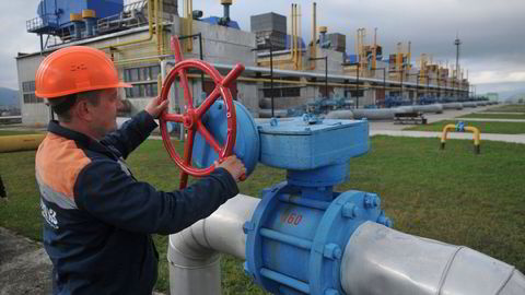 En arbeider ved gassanlegget Volovets vest i Ukraina. Så langt i vinter har gassprisene vært svært høye.