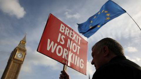 Anti-brexit demonstrant utenfor parlamentet i London i januar.