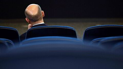 Scholz på filmmuseum i Brandenburg før valget søndag. Ytre høyre partiet AfD leder så vidt.