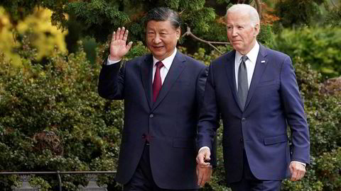 President Xi Jinping hilser mens han går tur med president Joe Biden i en pause på Apec-møtet i USA i midten av november.