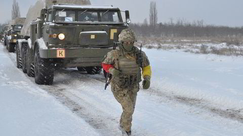 Den ukrainske hæren kjører frem missilforsvarssystemer i en øvelse i Kherson-regionen. På grensen mot Ukraina har Russland oppmarsjert over 100.000 soldater.