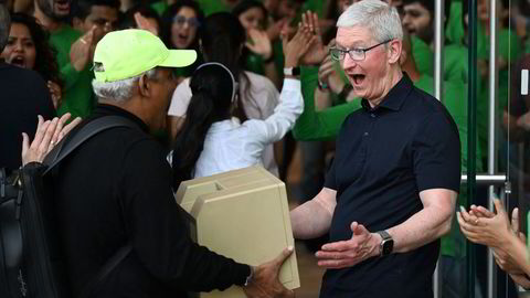 Apples konsernsjef Tim Cook tilbringer hele uken i India for å møte politikere, samarbeidspartnere og kunder. Her fra åpningen av Apples første egne utsalg i Mumbai, hvor en Apple-fan viste frem sin gamle Macintosh.