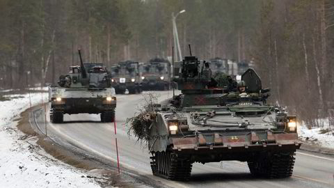 Svenske panserkjøretøy og stridsvogner deltar på Nato-øvelsen Cold Response 2022, her ved Setermoen i Troms.