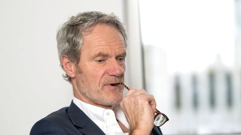 Investor og tidligere meglersjef Anders Onarheim lar både Høyre og dagens regjeringspartier få høre det.