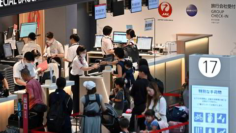 Det er høy aktivitet i den japanske økonomien. Utenlandske turister er tilbake og de store eksportlokomotivene sørger for vekst. Japanske forbrukere holder igjen. Her fra Haneda Airport i Tokyo.