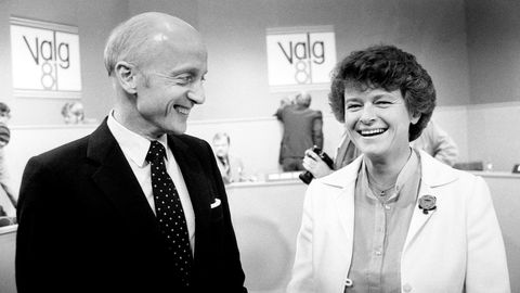 Statsminister Gro harlem Brundtland og partileder Kåre Willoch fotografert før en tv-sendt politisk duell i 1981.